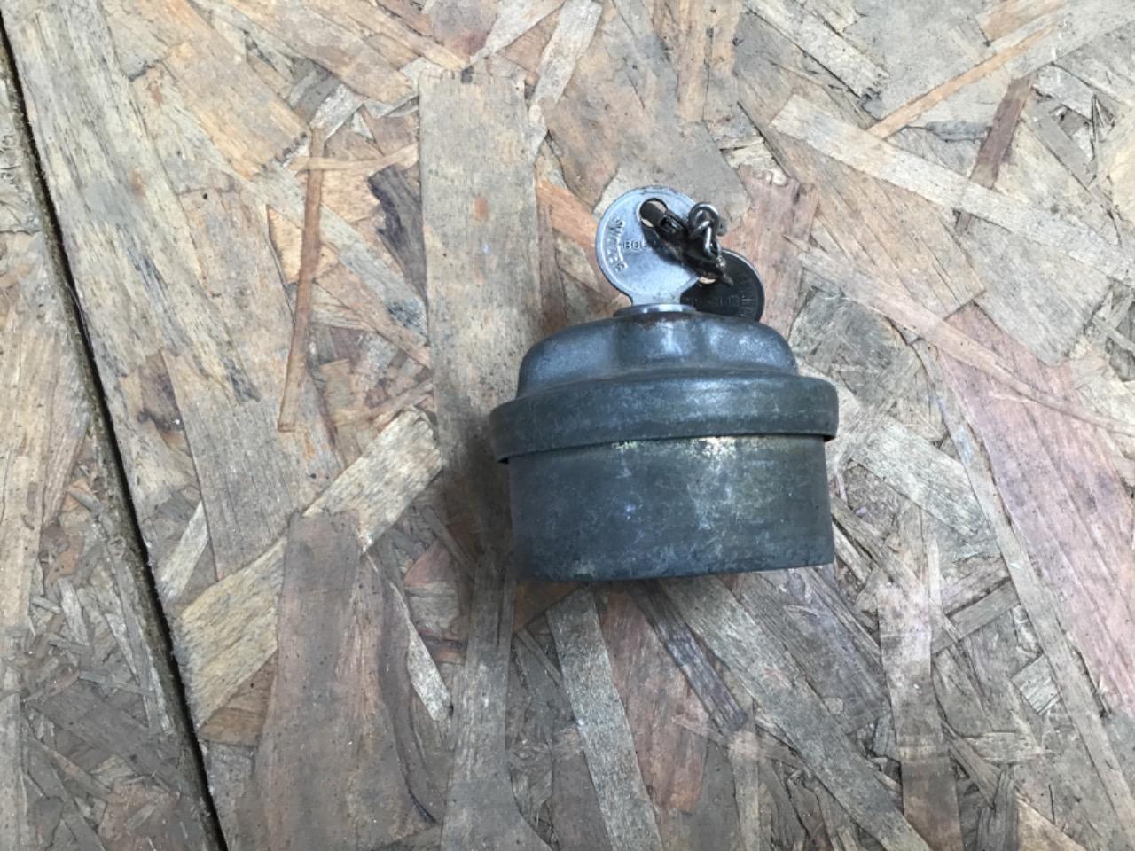 ANCIEN BOUCHON DE RÉSERVOIR A CLÉS LesAnciennes.com