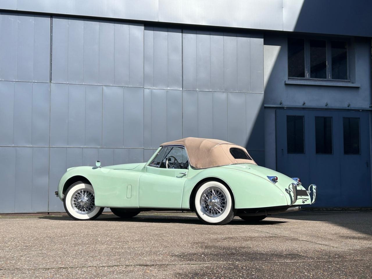 JAGUAR XK120 DHC - 1953 LesAnciennes.com
