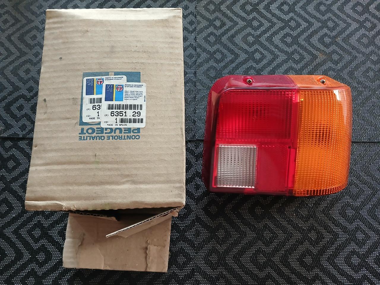 Feu arrière droit PEUGEOT 205 série 1 LesAnciennes.com