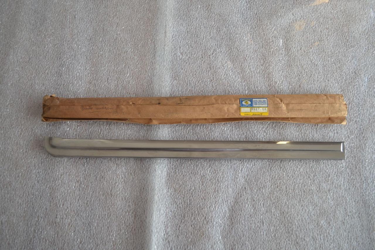 Enjoliveur AR de porte AV DTE PEUGEOT 504 LesAnciennes.com