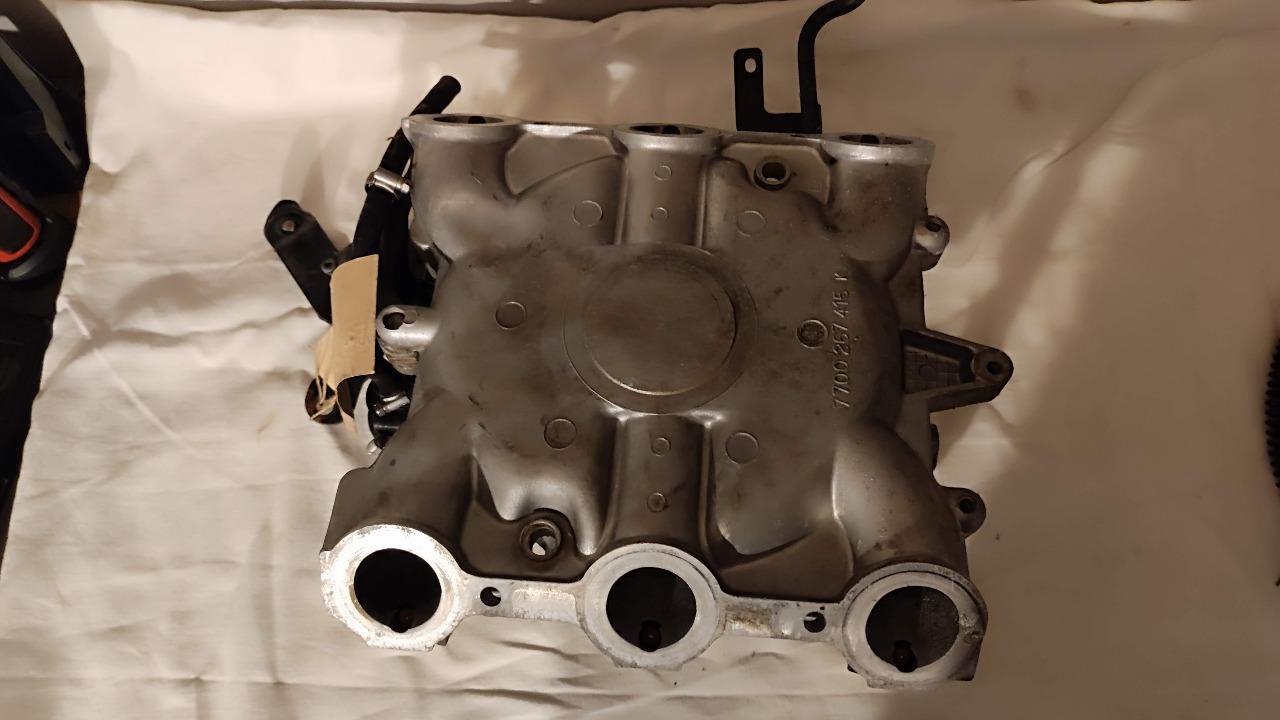 Système d'admission de Renault R25T 205 CV Z7U LesAnciennes.com