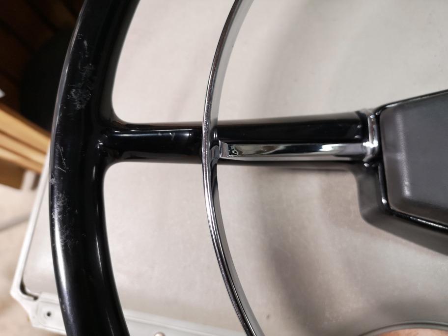 Volant BMW 1500-2000 berline NK E8 LesAnciennes.com