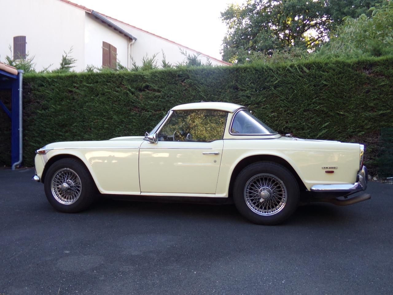 TRIUMPH TR250 Cabriolet - 1968 LesAnciennes.com