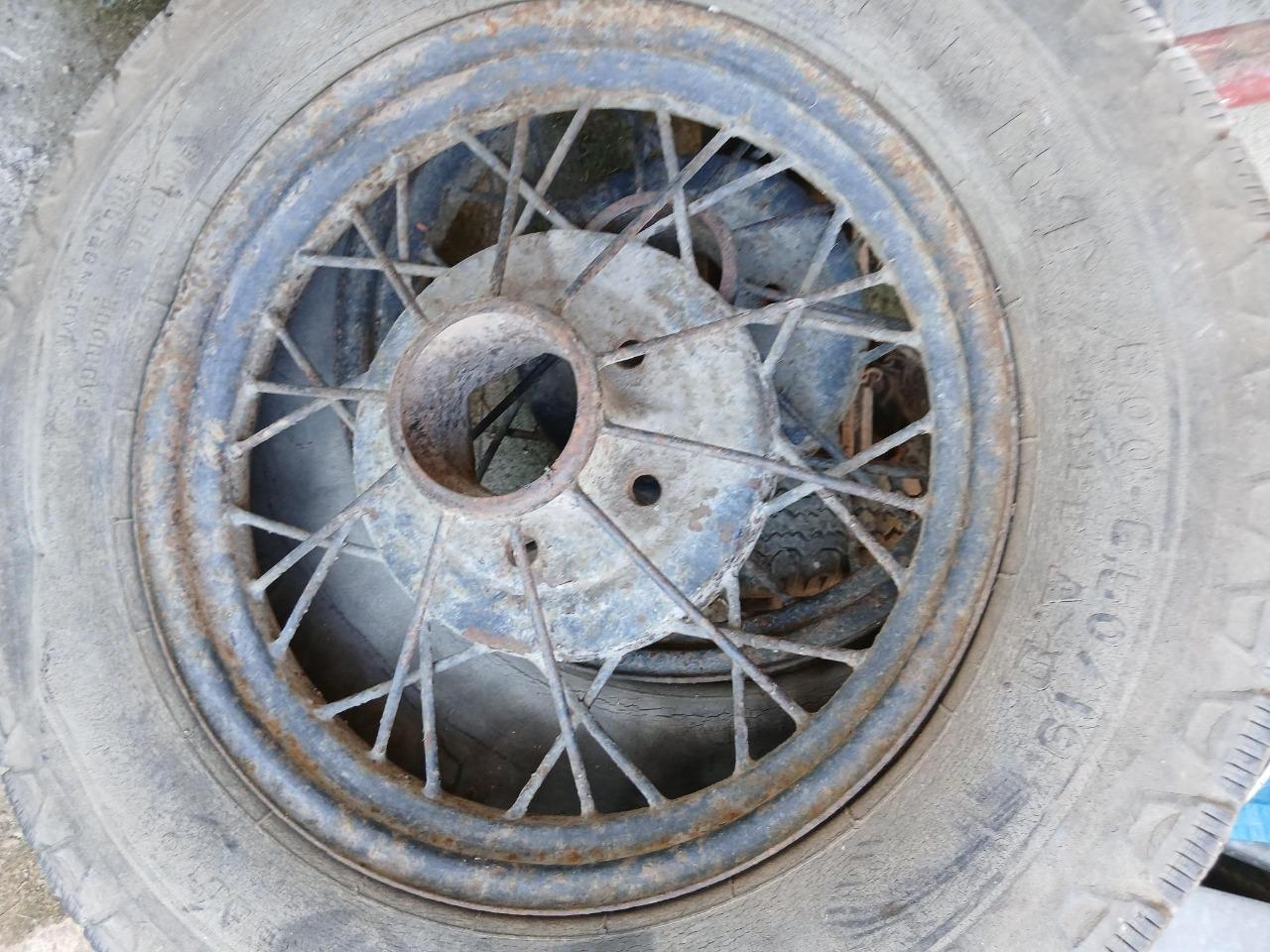 2 JANTES A RAYONS SUR PNEUS 600.650X19 LesAnciennes.com