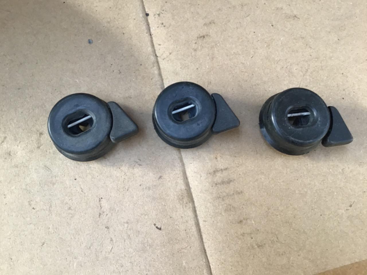 BOUTONS NEUFS FERMETURE DE VITRES CITROEN 2CV LesAnciennes.com