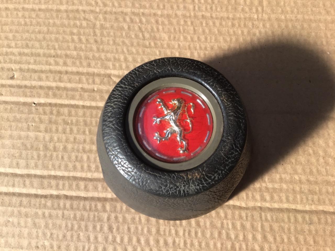 CENTRE VOLANT PEUGEOT 204/304 COUPÉ CABRIOLET LesAnciennes.com