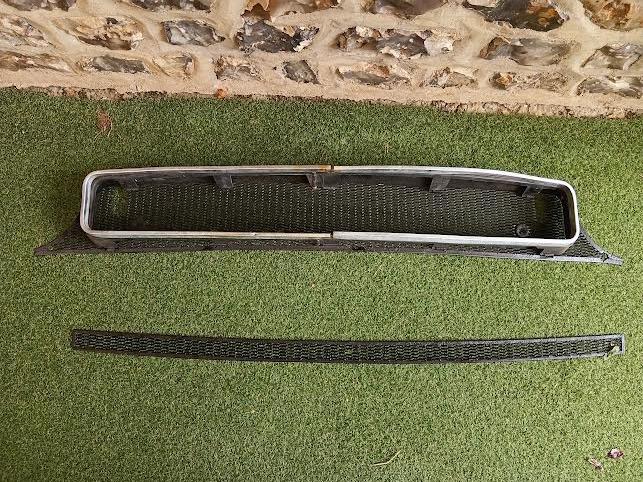 Grille de calandre SIMCA 1301 LesAnciennes.com