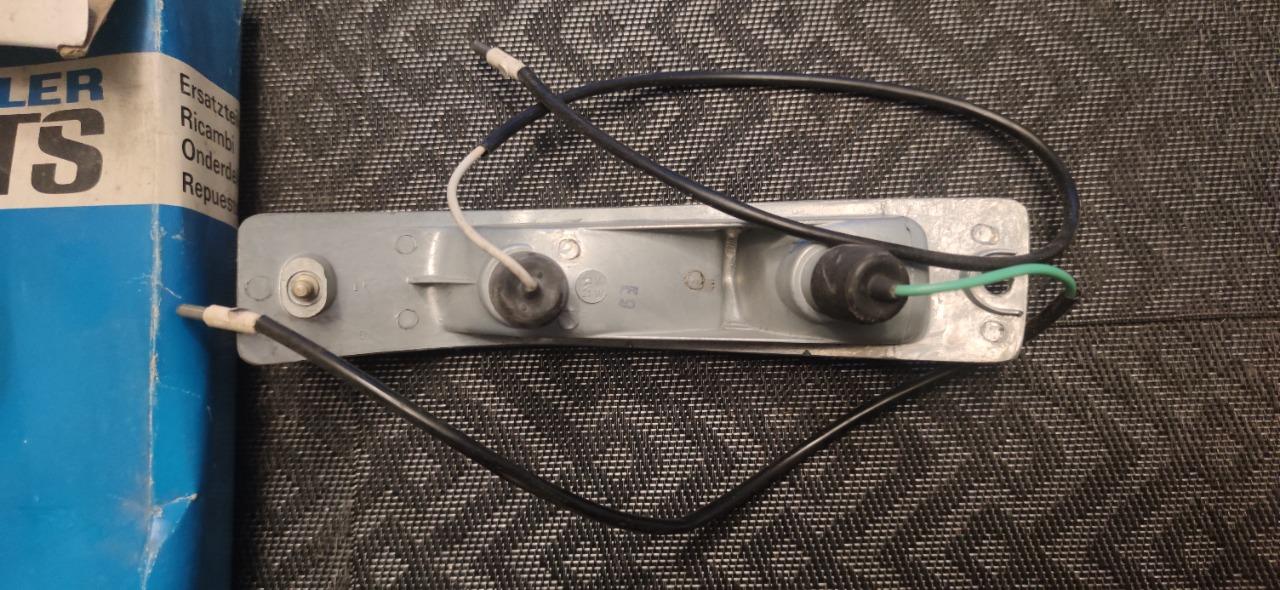 Socle clignotant gauche SIMCA 1301 1501 LesAnciennes.com