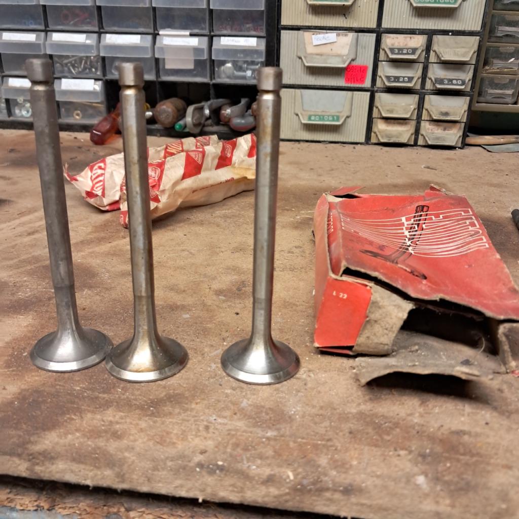 3 soupapes PEUGEOT 203 ? 404? 33,4x8,4x116,5mm LesAnciennes.com