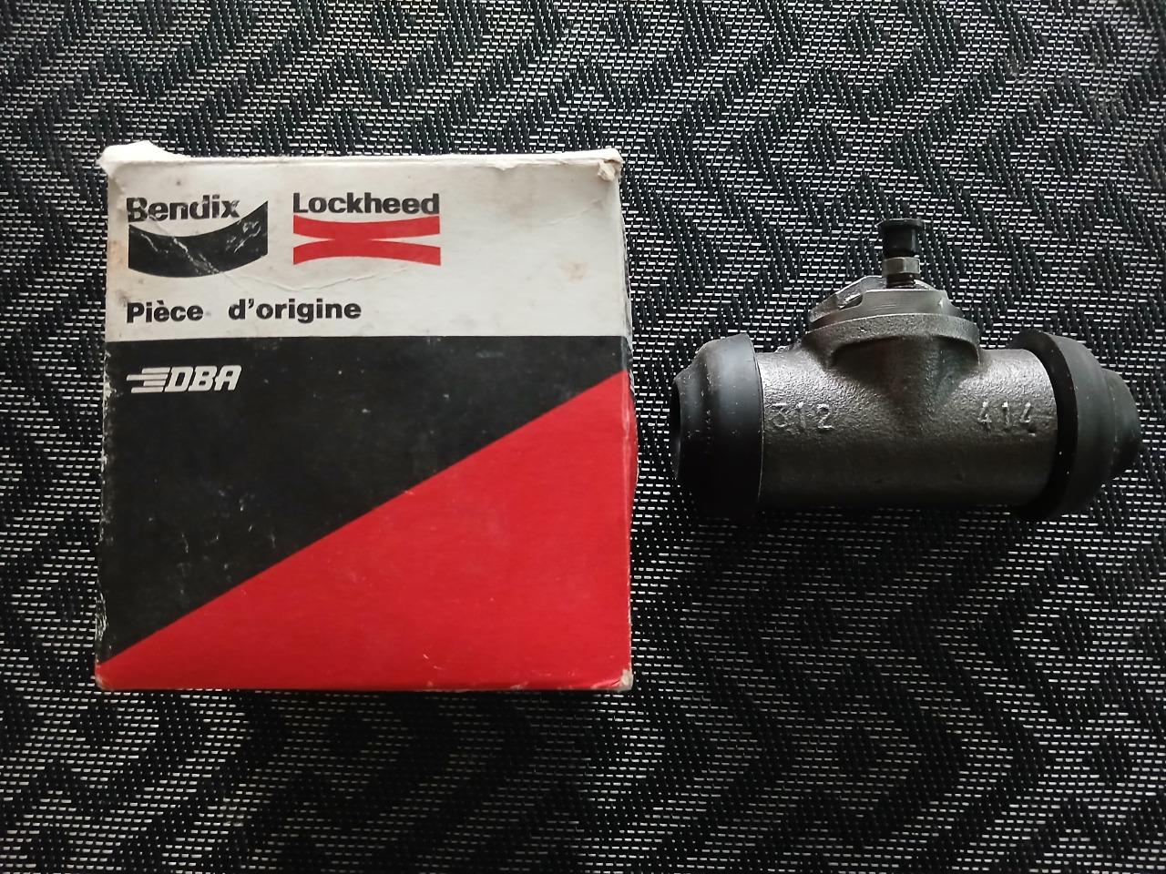 Cylindre de freins arrière droit PEUGEOT 404 U LesAnciennes.com