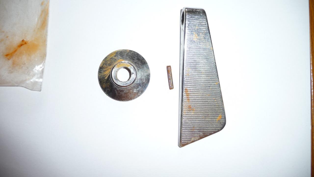 Pièces RENAULT 17 /15 POIGNEE PORTE interieur LesAnciennes.com