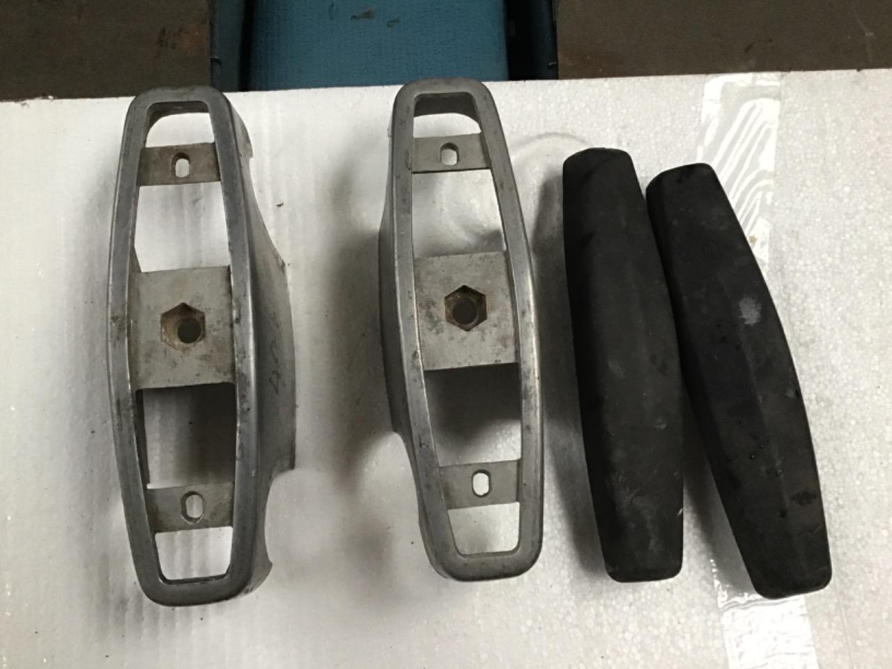 BUTOIRS NEUFS PEUGEOT 404 BREAK LesAnciennes.com