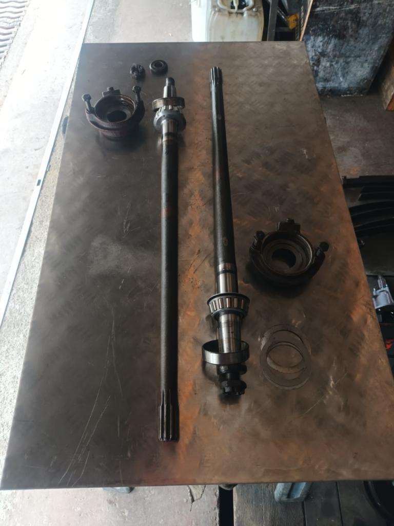 Pièces RENAULT Juvaquatre.arbre de roue LesAnciennes.com