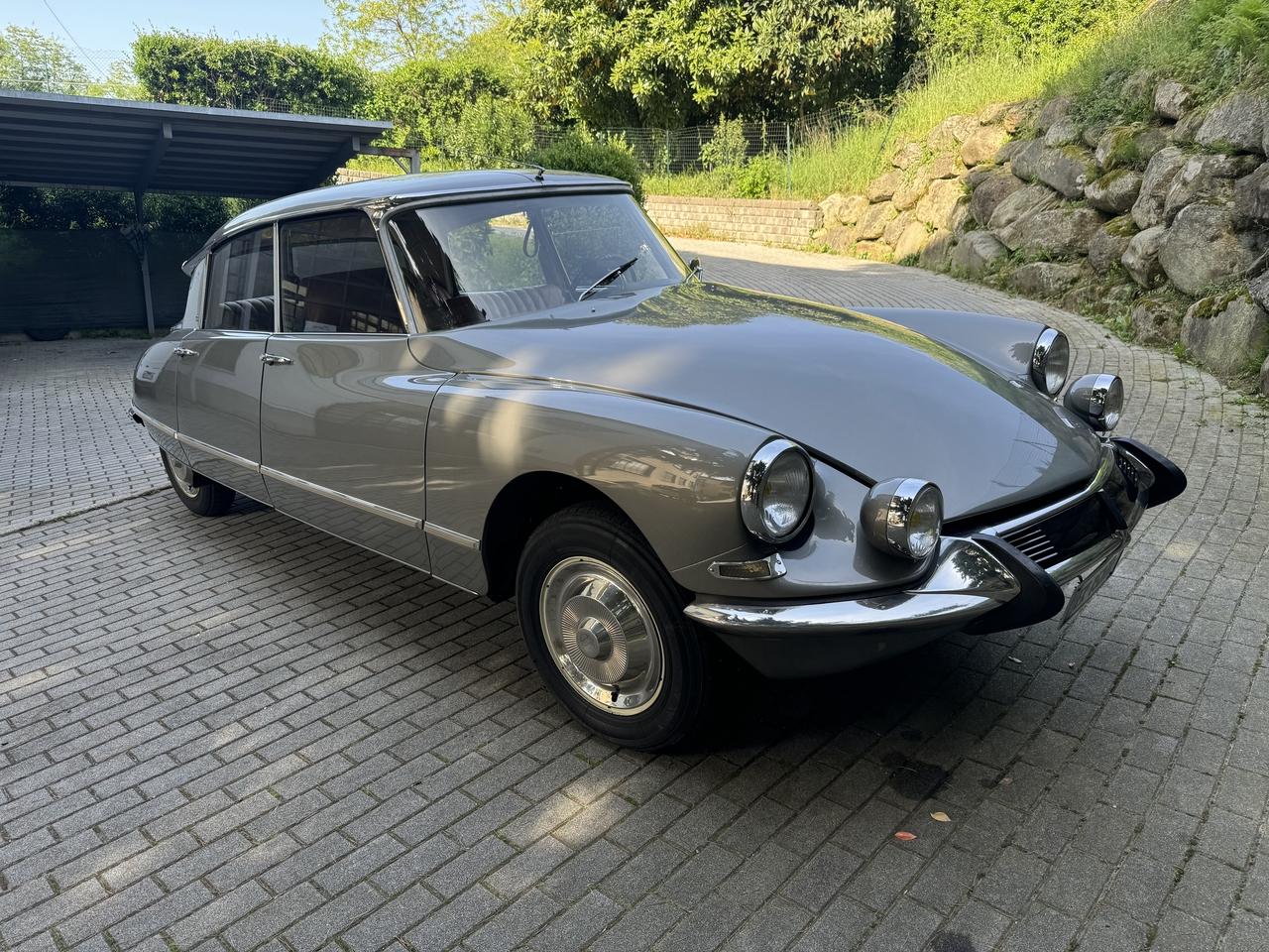 1965 Citroën DS 19 LesAnciennes.com
