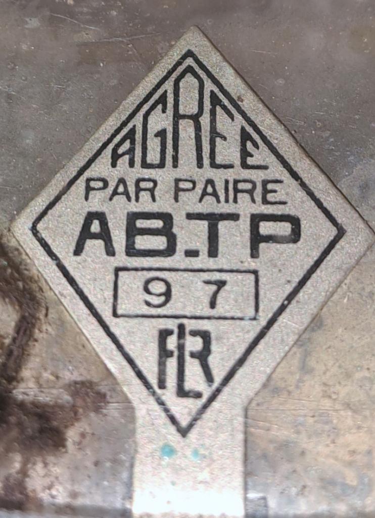 Phares RENAULT Primaquatre LesAnciennes.com