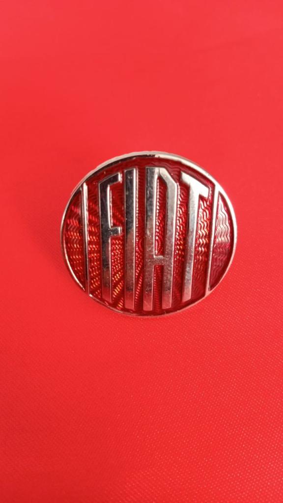 FIAT 500 GAMINE insigne fiat calandre LesAnciennes.com