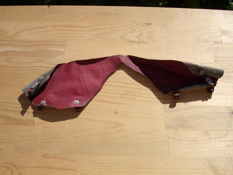 Cache calandre Citroen Dyane en toile rouge LesAnciennes.com