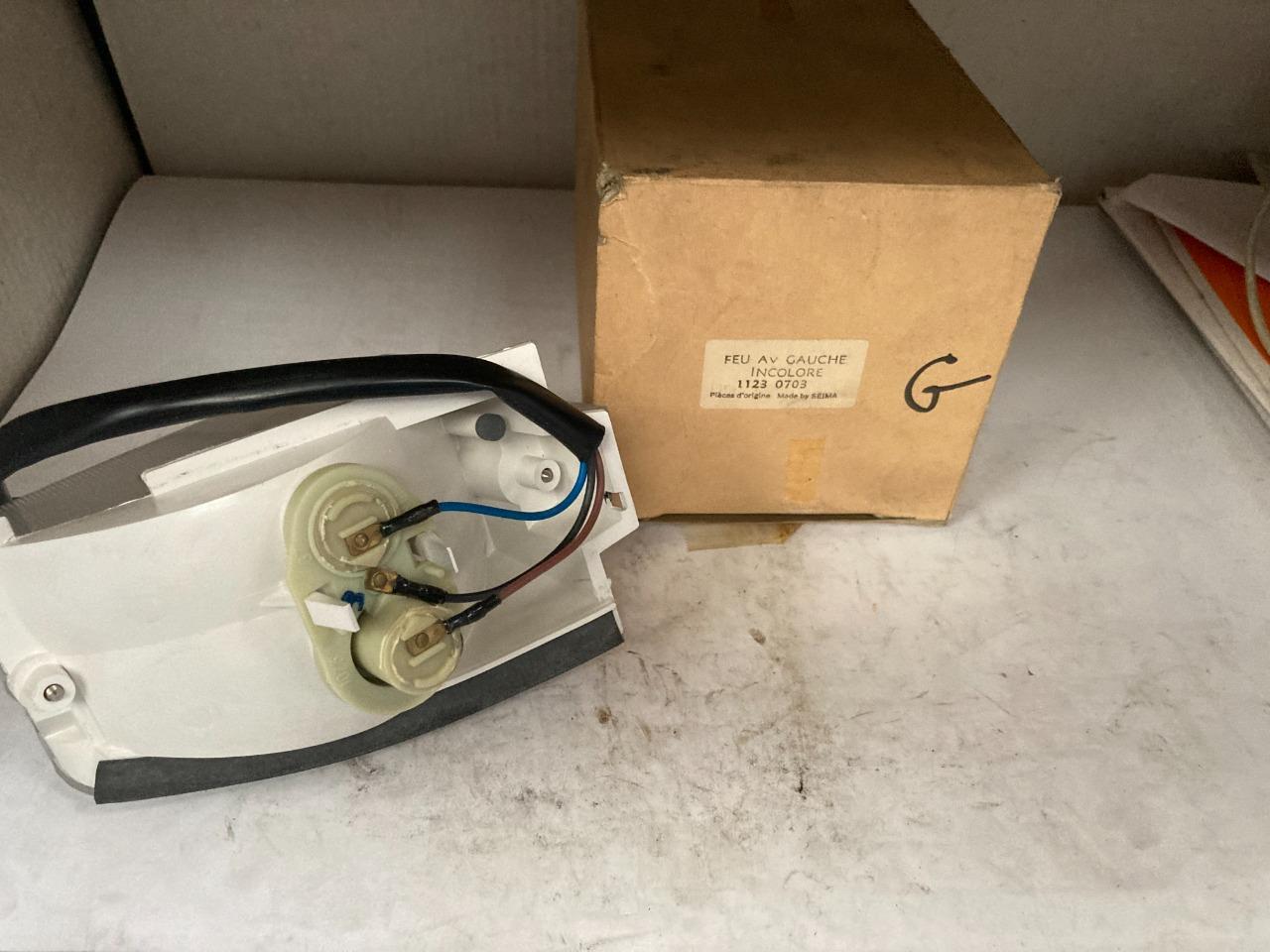 Feu avant gauche neuf PEUGEOT 604 LesAnciennes.com