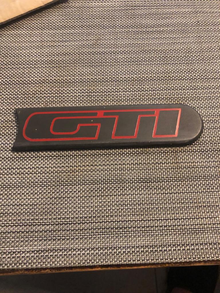 Logo emblème insigne PEUGEOT 205 gti LesAnciennes.com