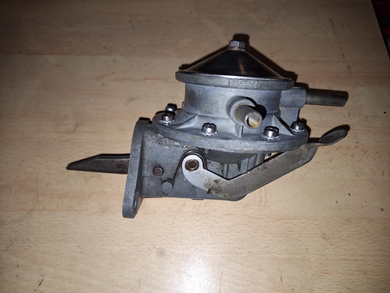 Pompe a essence SEV - CITROEN Traction 11 BL LesAnciennes.com