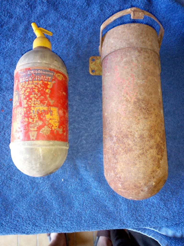 Extincteur ancien SNCF avec son support LesAnciennes.com