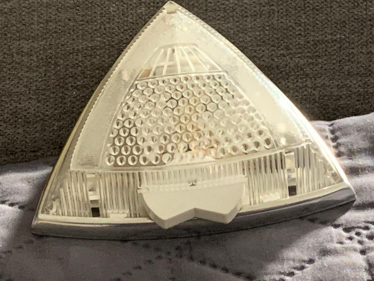 Plafonnier éclairage Renault 12, R6, R16 LesAnciennes.com