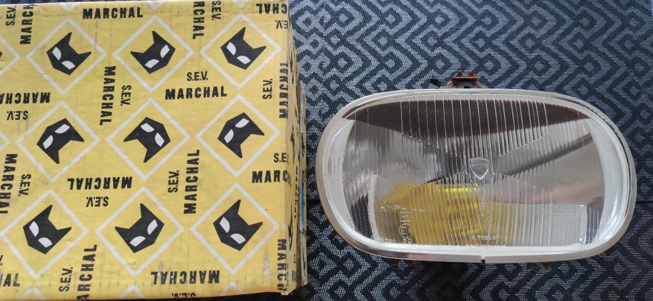 Phare kangourou MARCHAL PEUGEOT 204 LesAnciennes.com