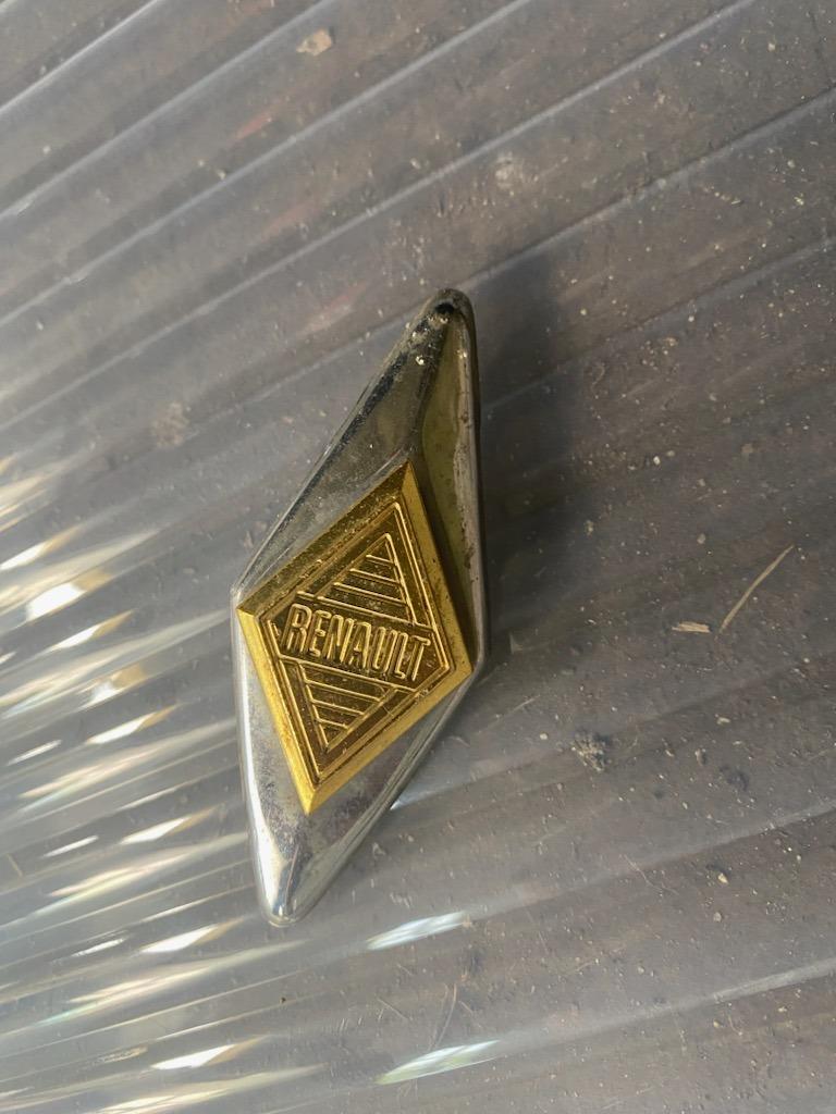 Divers insignes logo RENAULT LesAnciennes.com