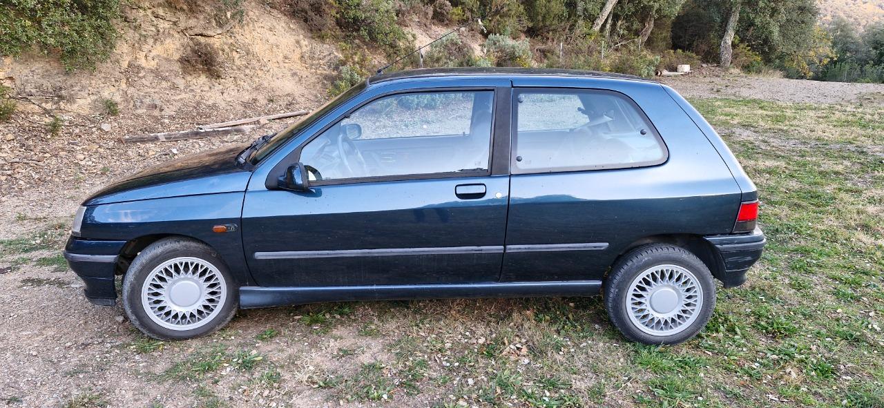 RENAULT Clio Baccarat - 1993 LesAnciennes.com