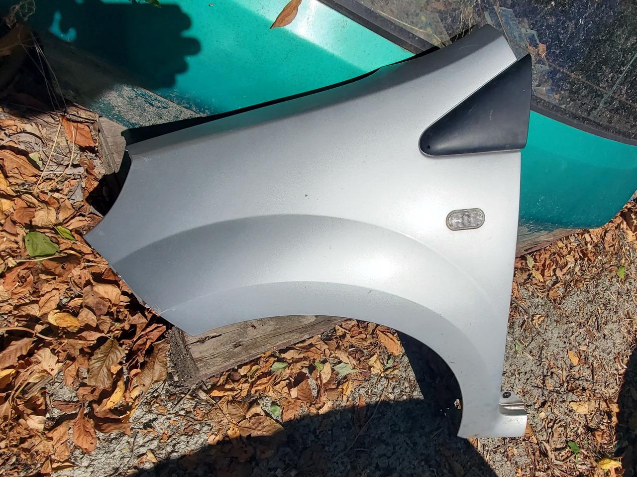 Aile avant gauche TWINGO MK2 avec un défaut LesAnciennes.com