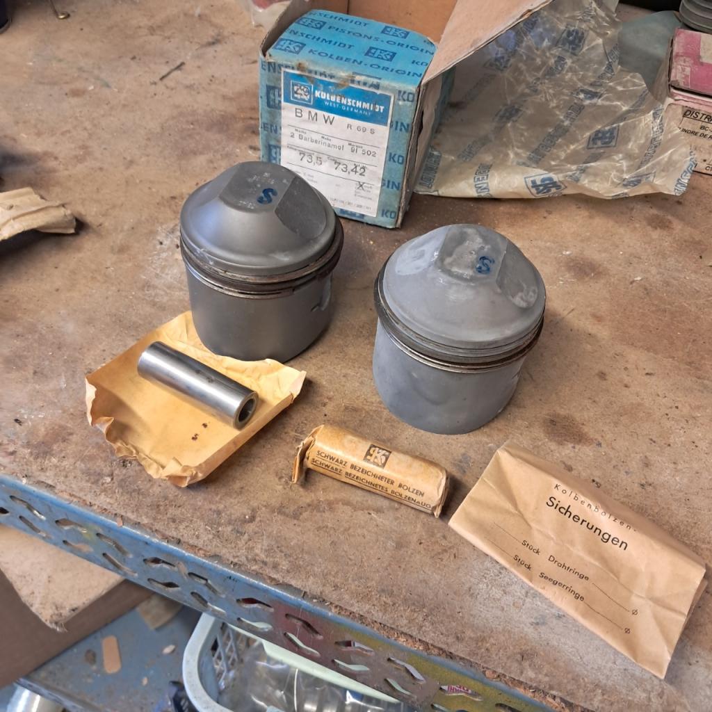 Jeu de pistons complets 73,42mm BMW R69s neufs LesAnciennes.com
