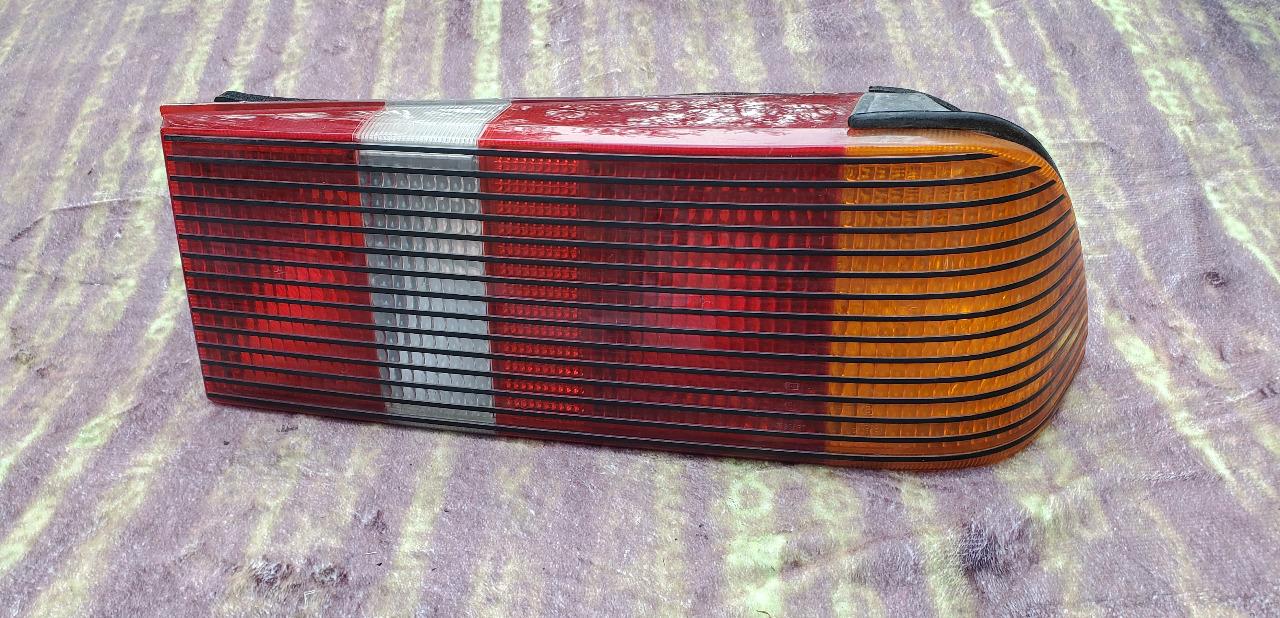 Feu arrière droit réellement neuf FORD SIERRA GHIA LesAnciennes.com