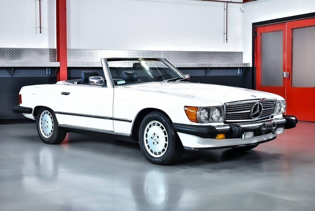 1989 Mercedes-Benz R107 560SL Convertible 5,6L V8 LesAnciennes.com