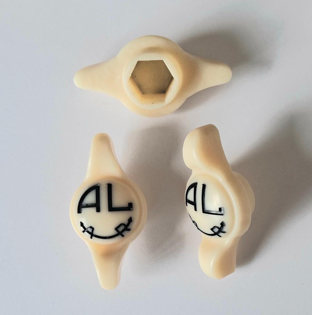 Bouton à oreilles AL tableau de bord PEUGEOT 402 LesAnciennes.com