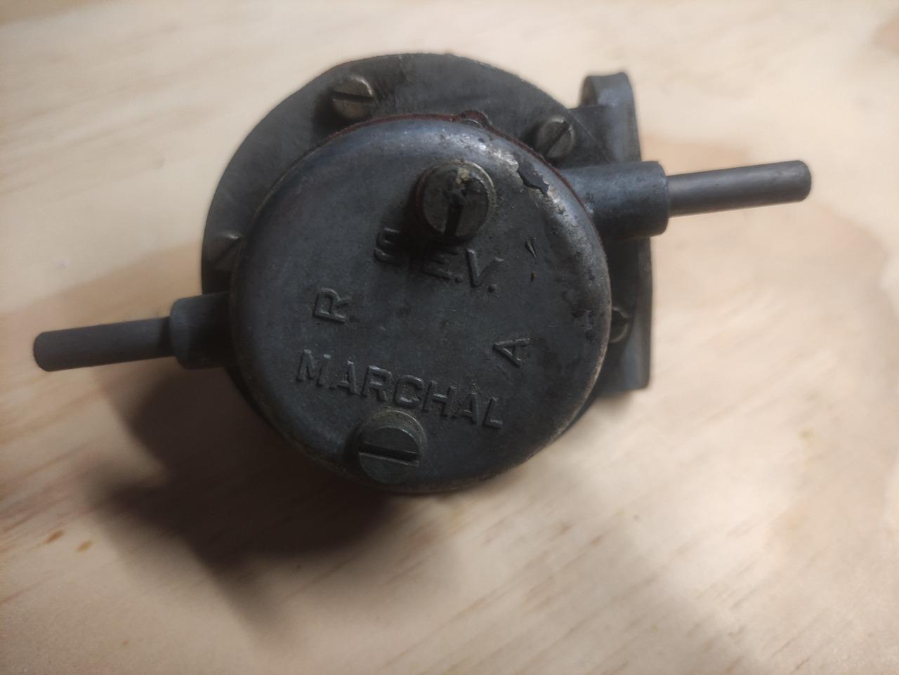 Pompe a essence CITROEN 2CV LesAnciennes.com