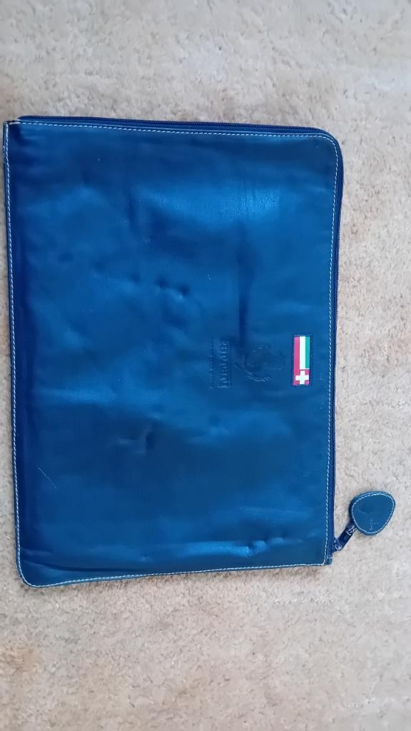 Pochette cuir noir Ferrari Club Suisse LesAnciennes.com