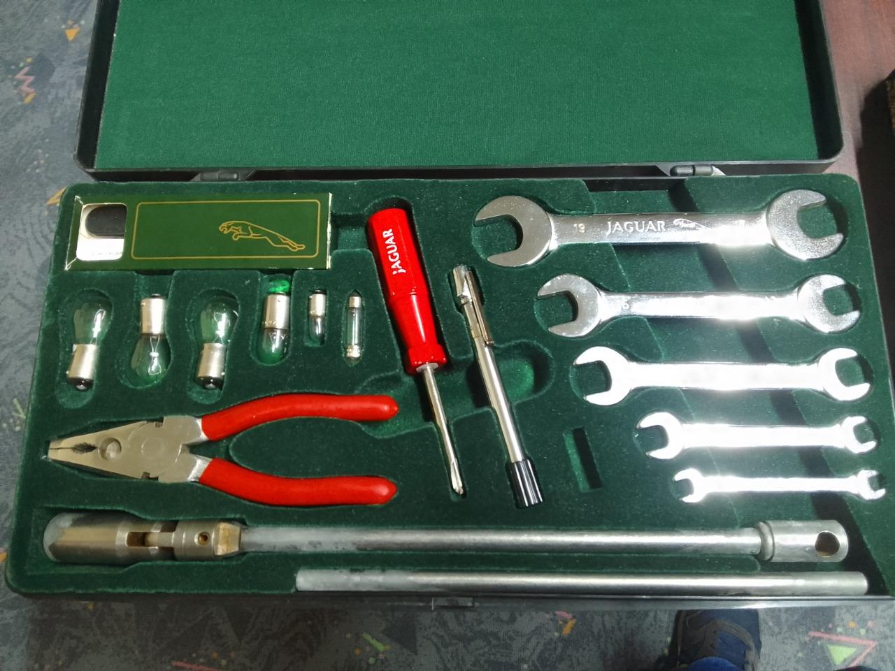 Boite a outils jaguar LesAnciennes.com