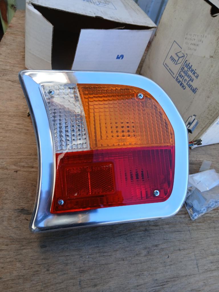 Feux PEUGEOT 504 LesAnciennes.com