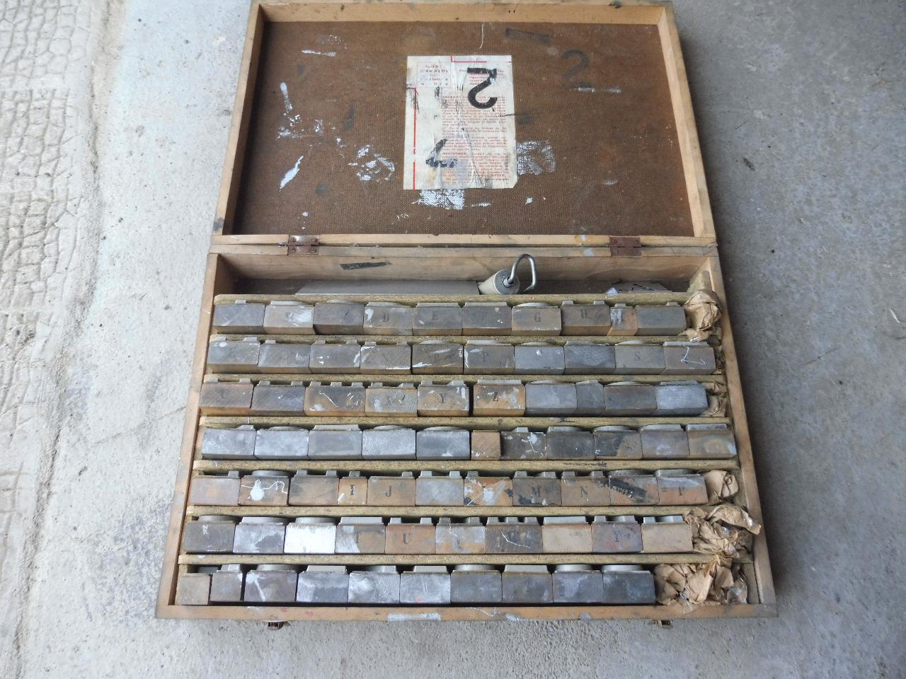 Coffret peinture pour plaques immatriculation LesAnciennes.com