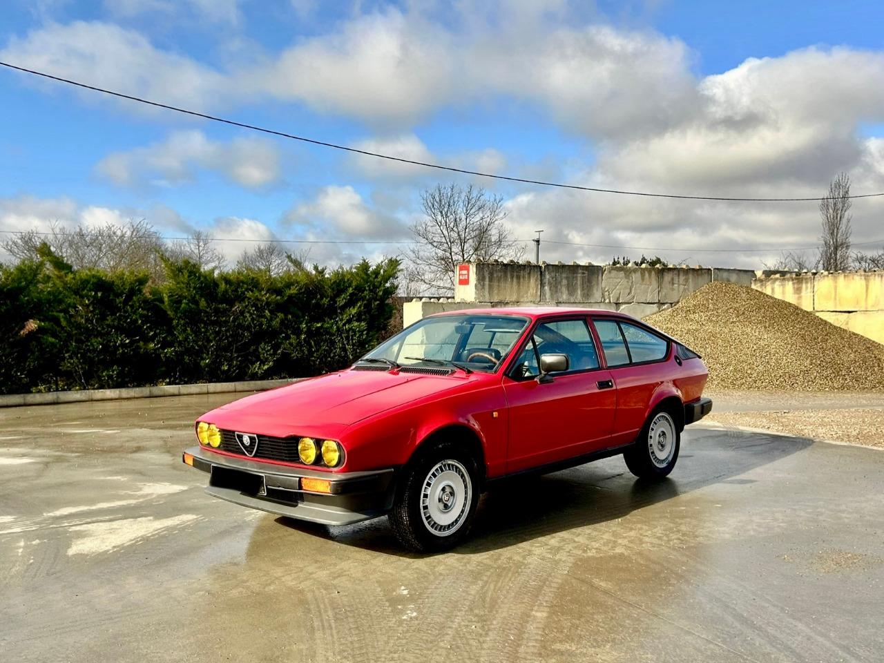 ALFA ROMEO GTV 2.0L - 1981 LesAnciennes.com