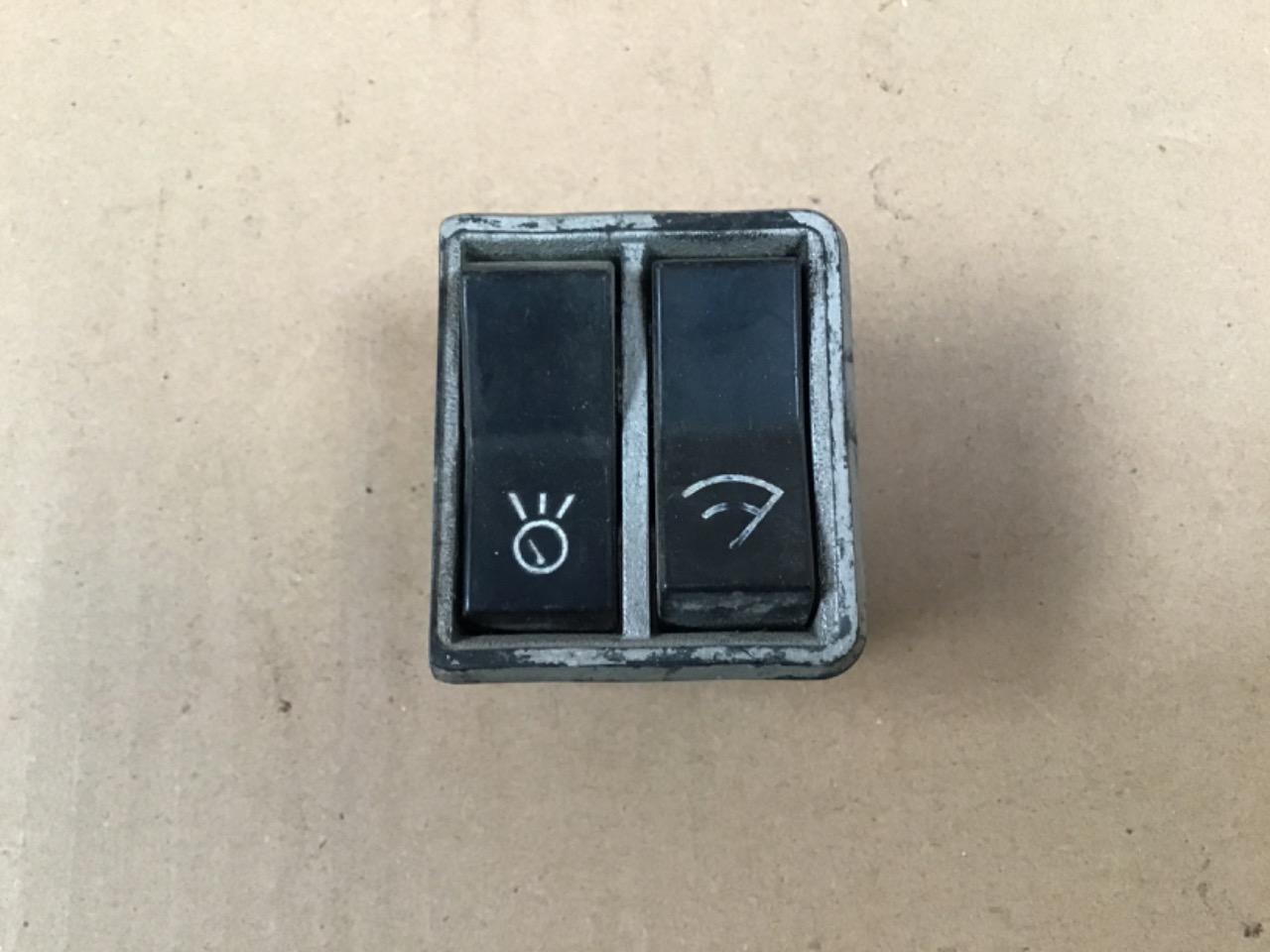 BOUTONS TABLEAU DE BORD FORD 12 M. 15M LesAnciennes.com