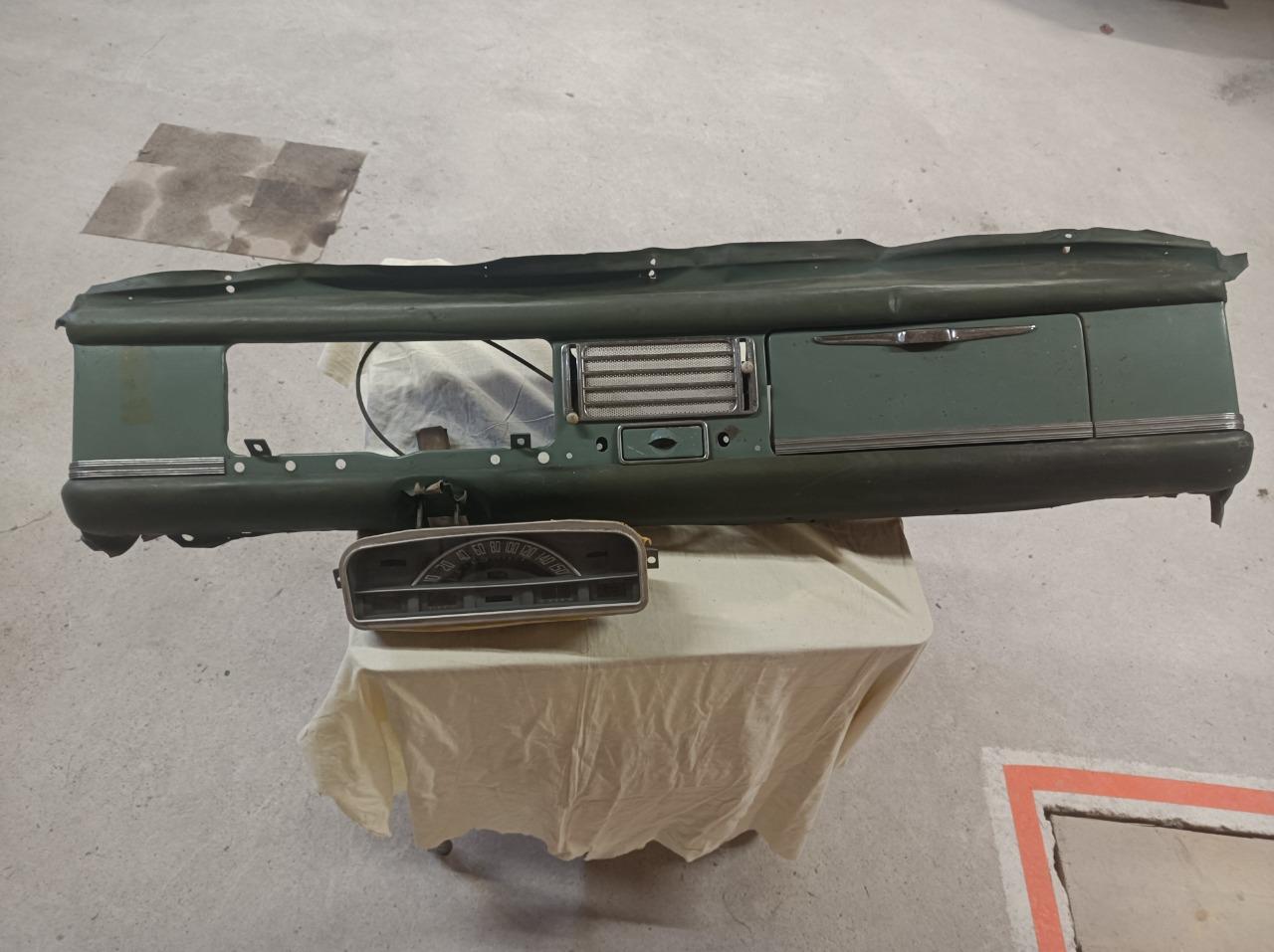 Planche de bord PEUGEOT 403 LesAnciennes.com