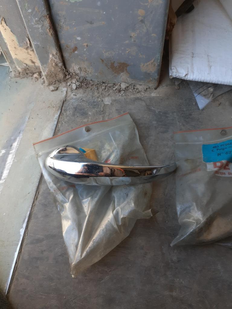 Poignées PEUGEOT 403 LesAnciennes.com