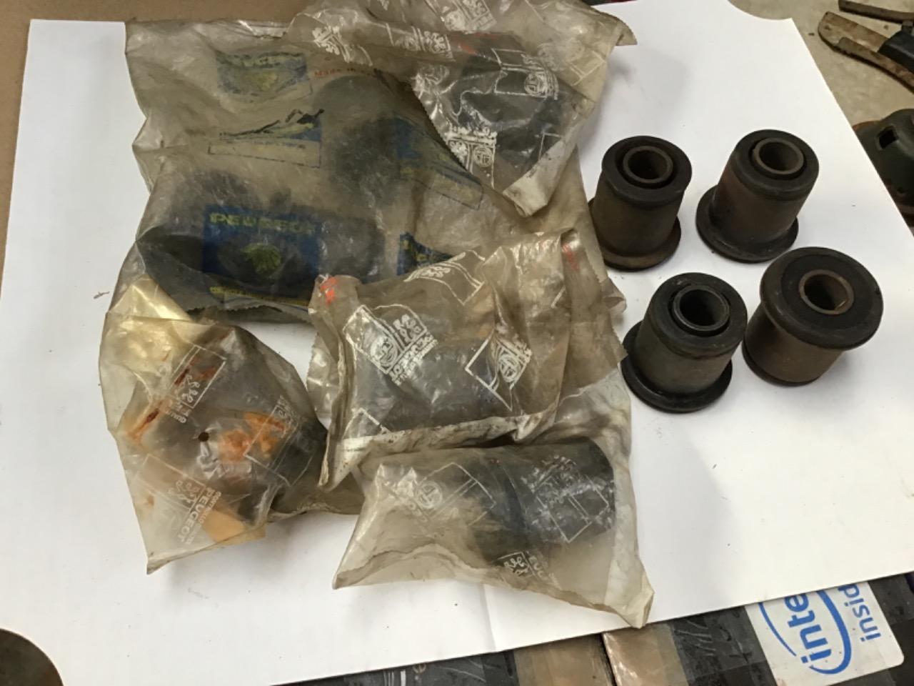 SILENTBLOCS NEUFS TRIANGLE AV PEUGEOT J7 J9 LesAnciennes.com