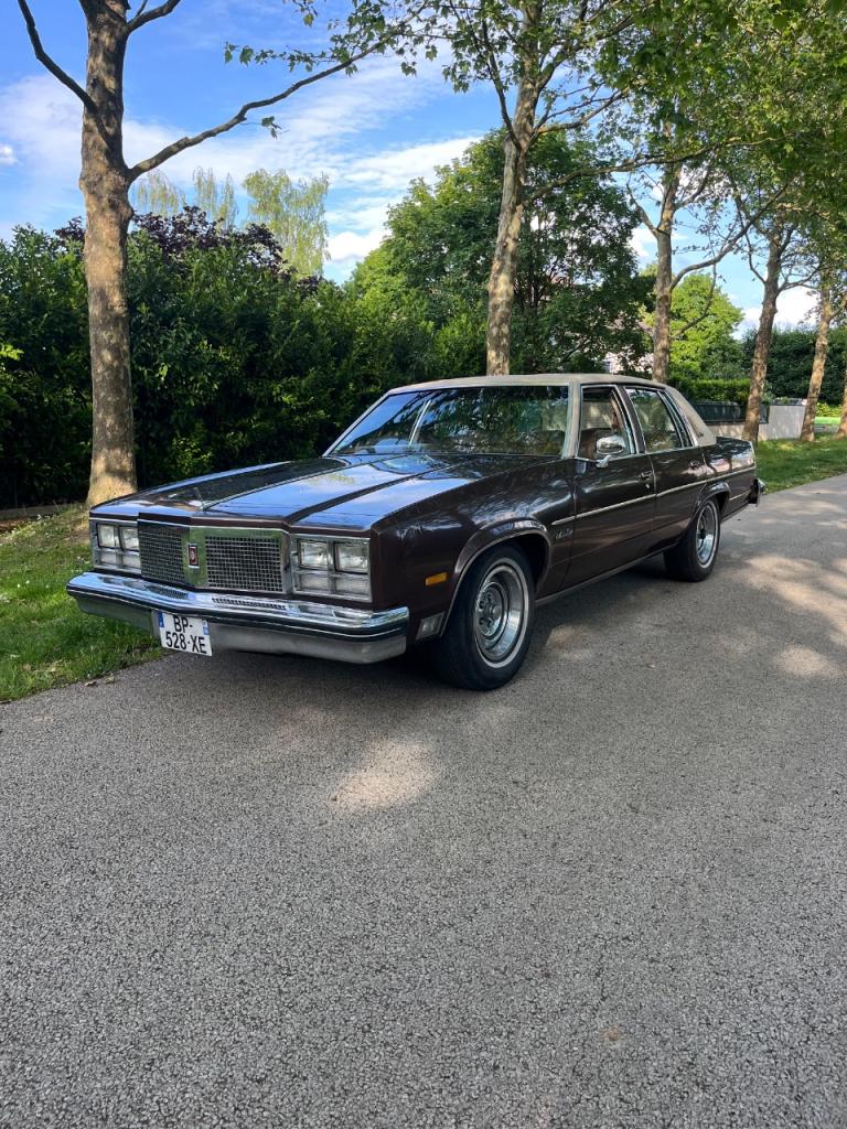 OLDSMOBILE 98 Regency - 1977 LesAnciennes.com