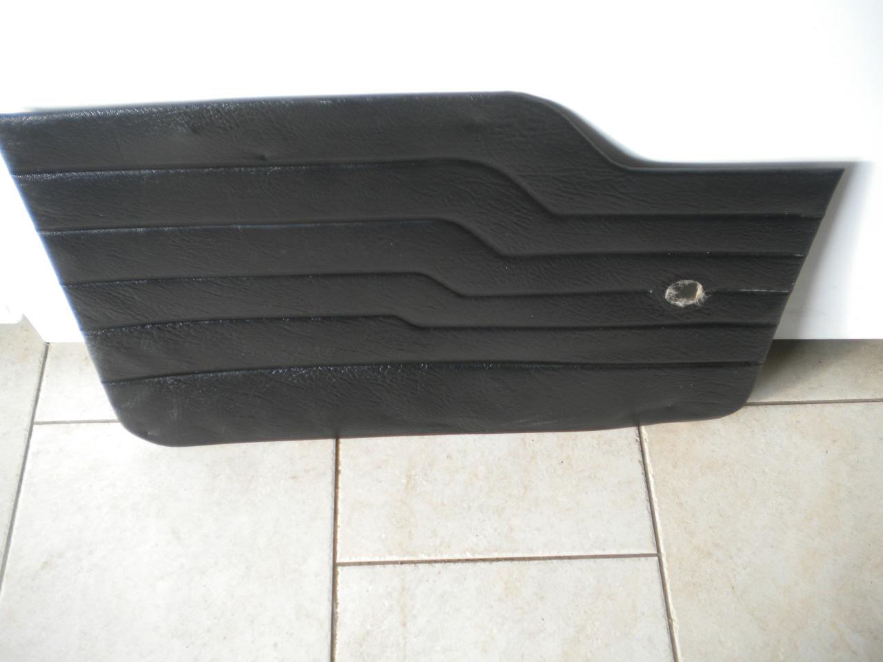 Jeu de panneaux complet noir intérieure de porte LesAnciennes.com