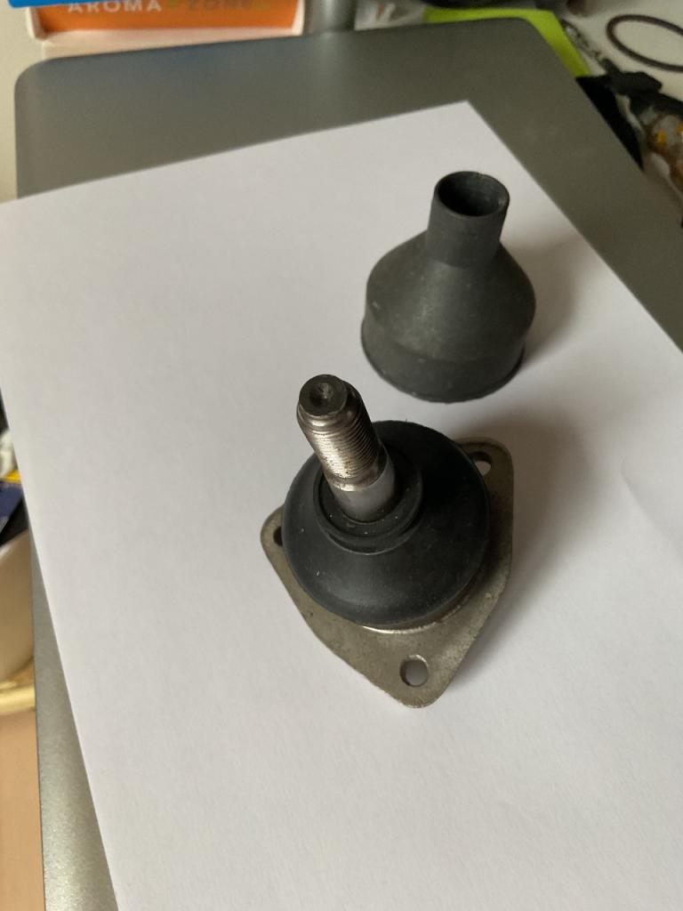 Pièces ALPINE RENAULT A310 une rotule de triangle LesAnciennes.com