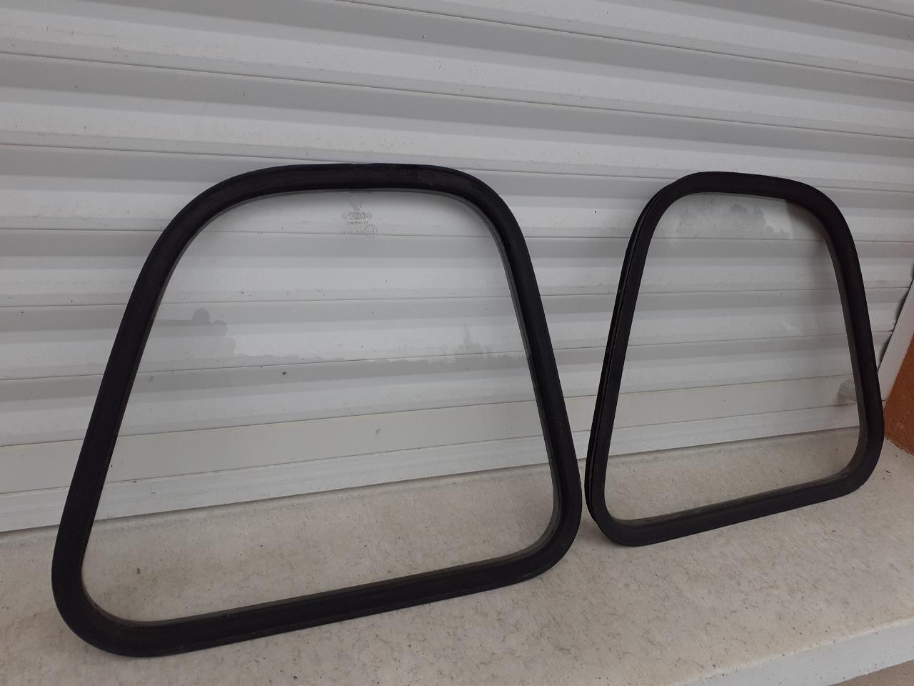 Glace custode avec joint RENAULT 4L (R4L) LesAnciennes.com