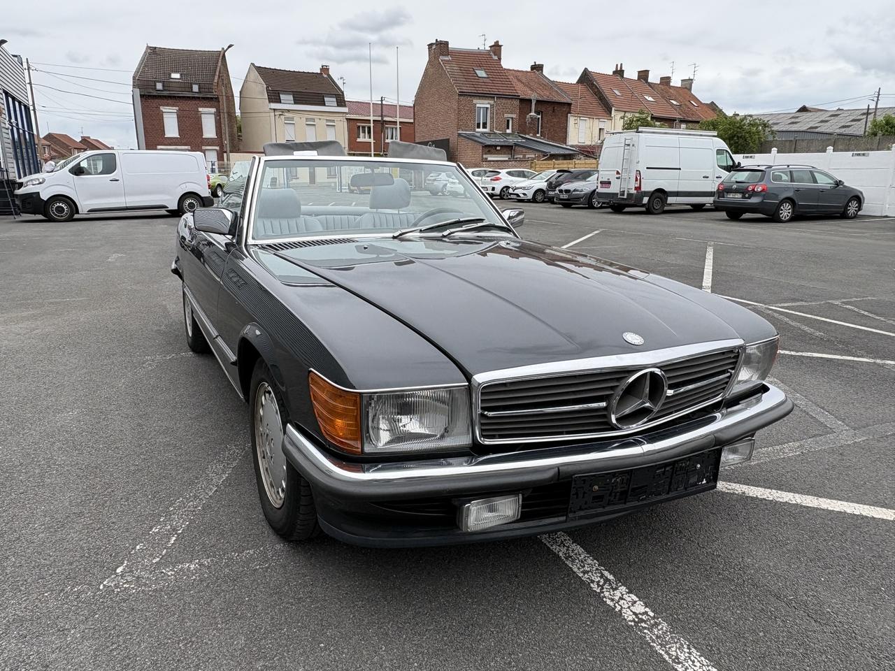 1986 Mercedes-Benz 300 SL R107 LesAnciennes.com