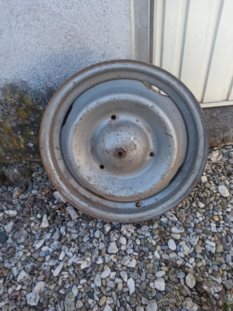 4 jantes pour PEUGEOT 404 Berline LesAnciennes.com